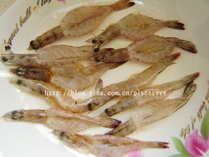 黑胡椒蒜蓉烤虾,鲜虾洗净后，挑去虾线，从背部用刀割开，不要割断，将虾拍平