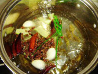 泡椒凤爪,锅内放水，煮开，加入<a style='color:red;display:inline-block;' href='/shicai/ 821'>野山椒</a>、盐、<a style='color:red;display:inline-block;' href='/shicai/ 700'>花椒</a>、<a style='color:red;display:inline-block;' href='/shicai/ 62'>辣椒</a>、蒜瓣，姜、<a style='color:red;display:inline-block;' href='/shicai/ 756'>鸡精</a>，再次煮开后熄火，冷却
