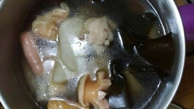 自制关东煮,放入喜欢的食材，（魔芋，冻豆腐香肠什么的都可以），煮熟即可