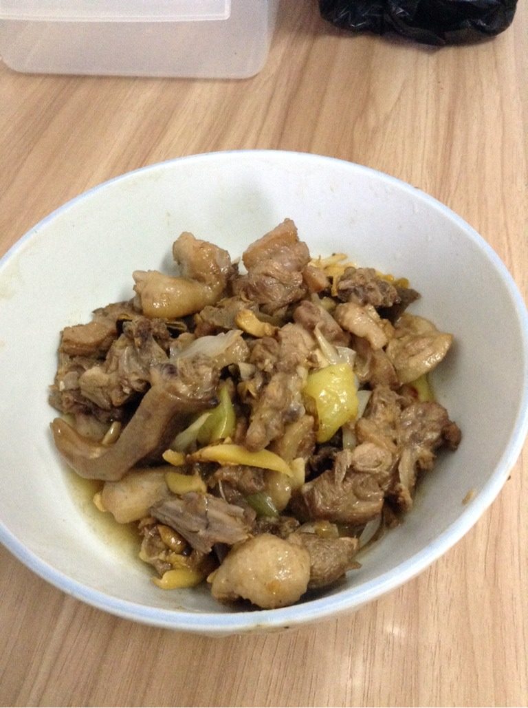 广味柠檬鸭,快抄收汁时倒入酸柠檬，酸蒜头翻抄至水份干起锅即可。