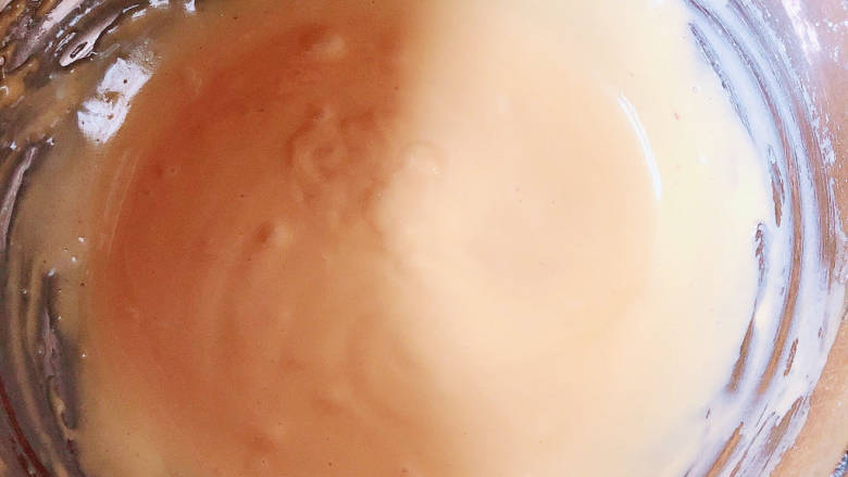 煎蛋糕卷,将<a style='color:red;display:inline-block;' href='/shicai/ 548'>低筋面粉</a>过筛入蛋液中,搅拌均匀。