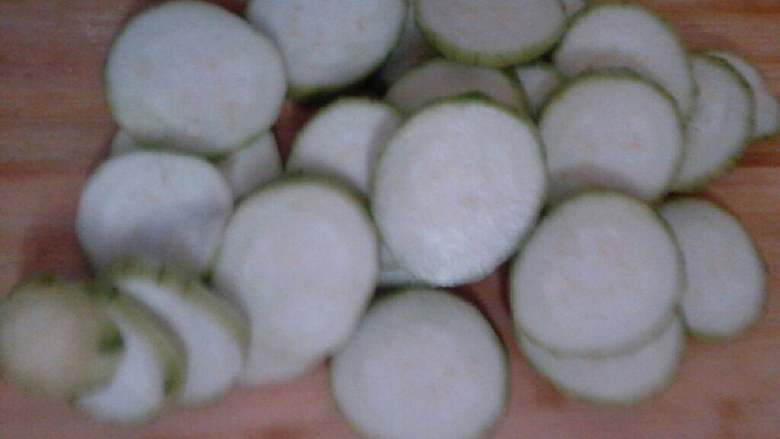 丝瓜鸡蛋汤,<a style='color:red;display:inline-block;' href='/shicai/ 57'>丝瓜</a>削皮切片。