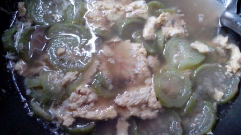 丝瓜鸡蛋汤,接着放入水，水开后放入丝瓜煮熟，放适量盐即可