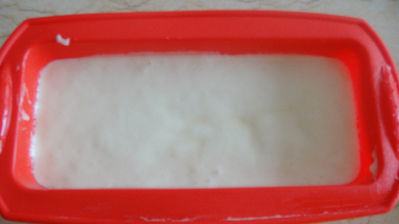 “匠牌铂金硅胶烘焙模具试用报告”西梅蛋糕,把蛋糊倒入模具里,轻震几下