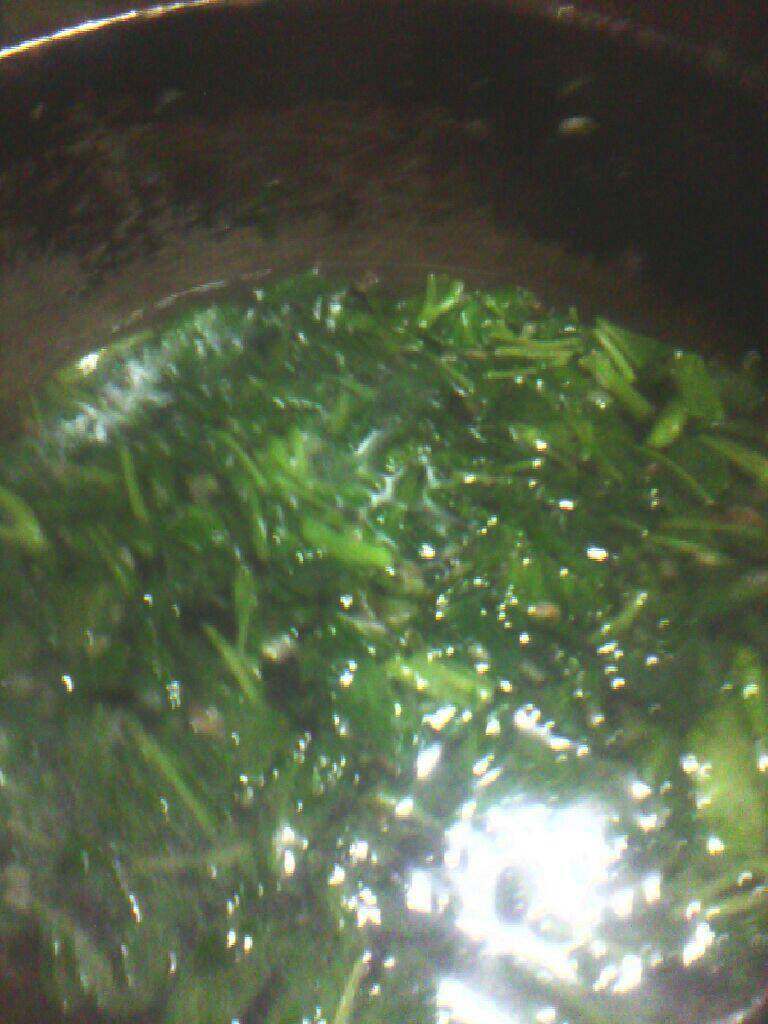 番茄鸡蛋面条汤/青菜面条汤,等到番茄或者青菜熟了/变色了/蔫了，把水倒进锅里成为汤。