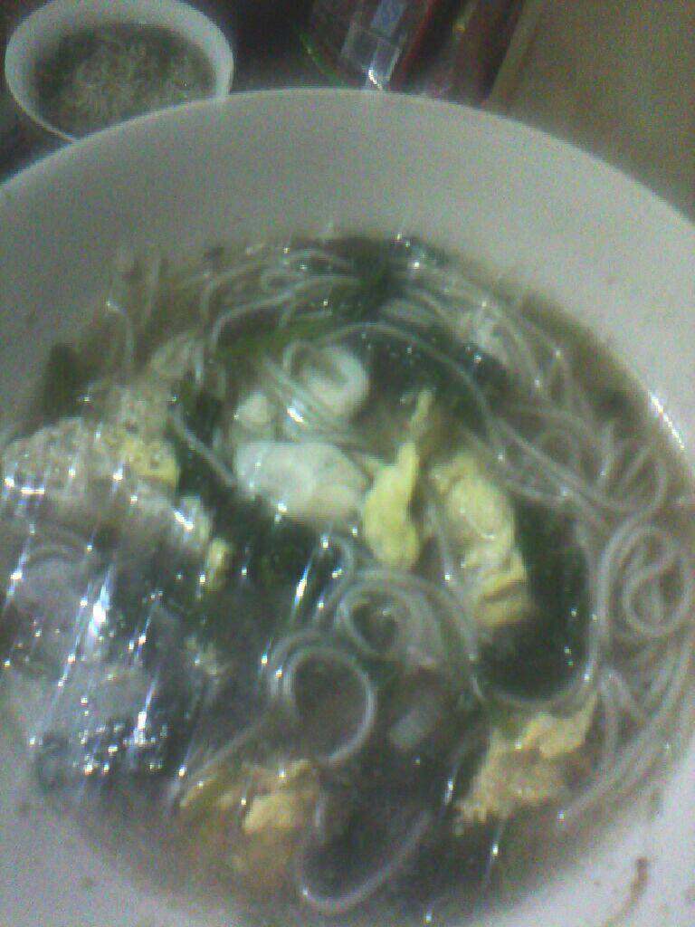 番茄鸡蛋面条汤/青菜面条汤,盛到小碗里，给汤在最上面淋一点<a style='color:red;display:inline-block;' href='/shicai/ 847'>香油</a>。完工