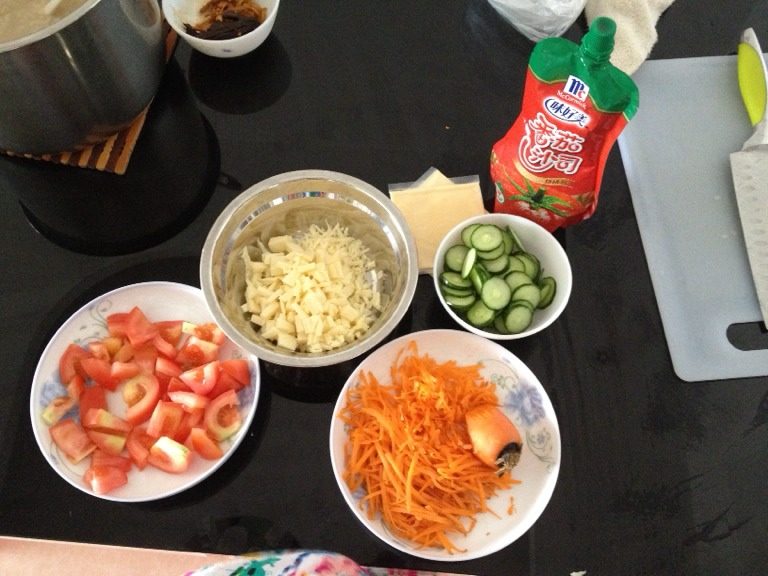 用吐司做披萨,先把<a style='color:red;display:inline-block;' href='/shicai/ 59'>番茄</a>，<a style='color:red;display:inline-block;' href='/shicai/ 54'>黄瓜</a>切成片或丁，马苏里拉拉成丝。