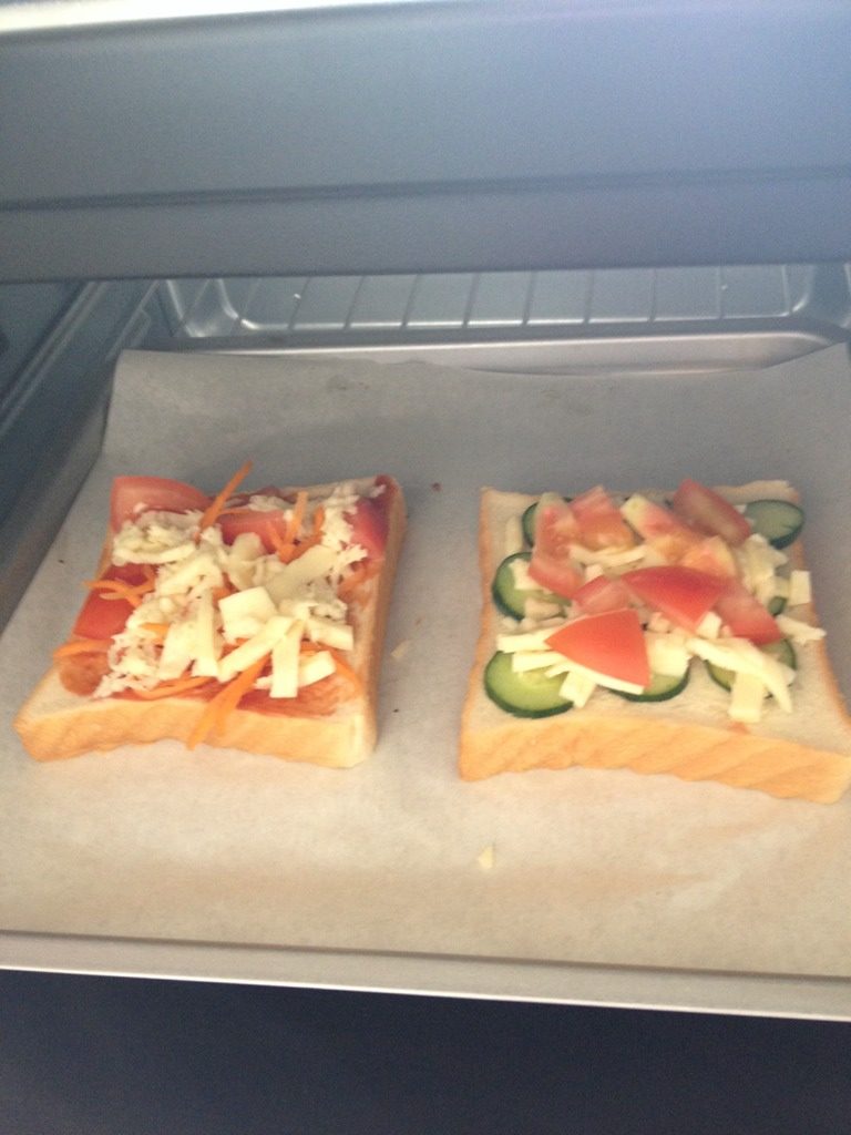 用吐司做披萨,放进烤箱烤5到8分钟，依据自己的口味，可以稍微烤久一点，吐司片会更脆。