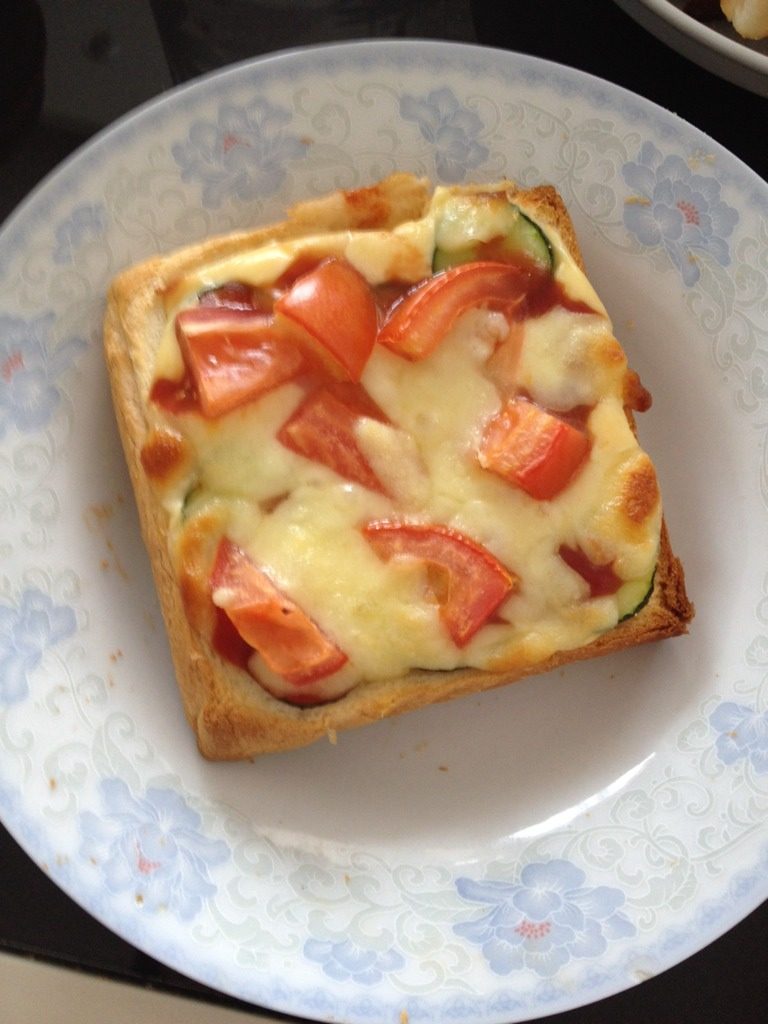 用吐司做披萨,出炉。