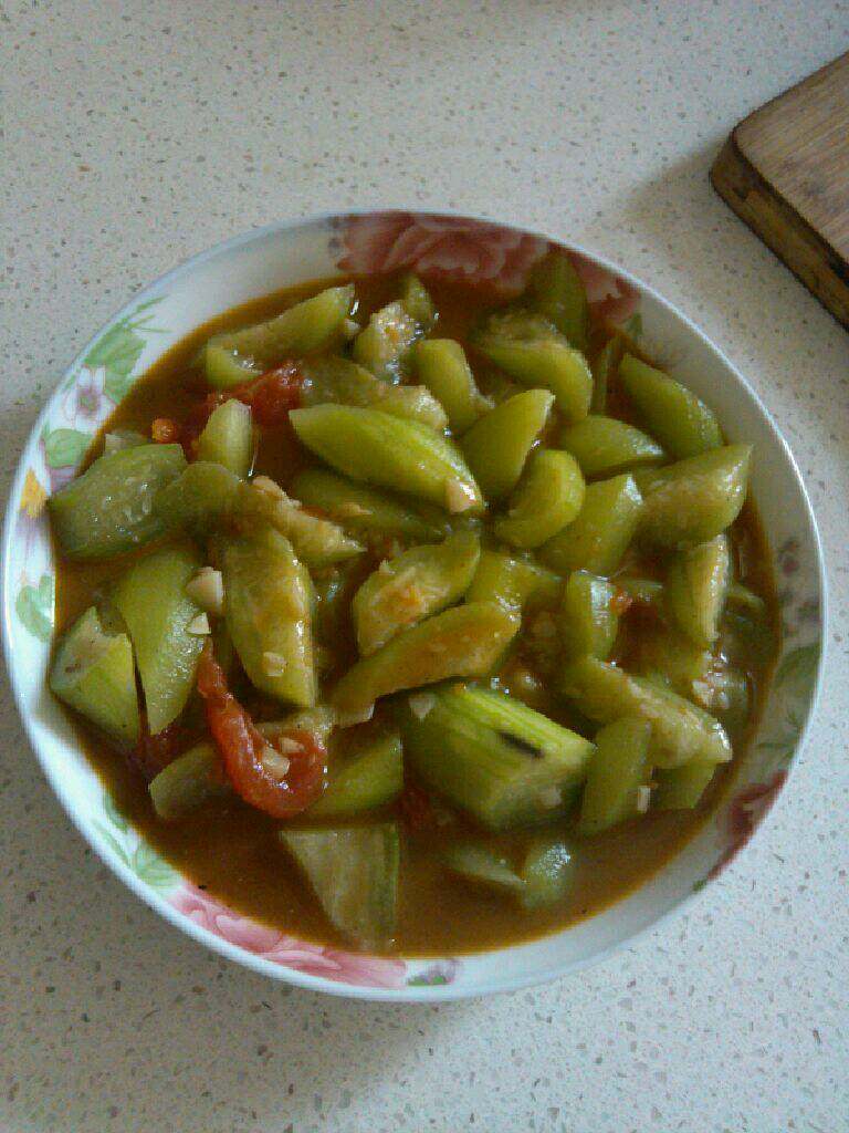 番茄丝瓜,再放入少量水，盖上盖闷2分钟，开锅后加入食盐，大火收汁后完工！