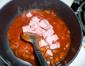 番茄意大利面,浇酱：在一个小锅里加入豆罐头、意大利面番茄酱、番茄酱、火腿丁，小火煮得粘稠即可
