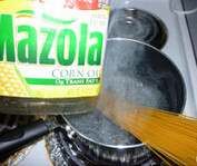 番茄意大利面,沸水中加入盐，食用油，下<a style='color:red;display:inline-block;' href='/shicai/ 533'>意大利面</a>煮熟即可