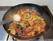 芸豆土豆炖鸡,加入盐,辣椒,鸡精,关火,翻炒均匀