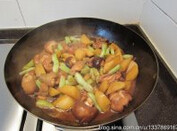 芸豆土豆炖鸡,加入土豆、芸豆、香菇,翻炒均匀,盖上锅盖,继续焖炖