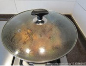 芸豆土豆炖鸡,注入热水,没过鸡块即可,烧开后,打去浮沫,盖上锅盖焖炖片刻
