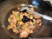 芸豆土豆炖鸡,下酱油,蚝油,煸炒均匀