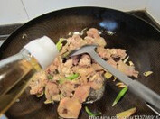 芸豆土豆炖鸡,油锅爆香葱姜蒜和八角,下鸡块,加入少许料酒,煸炒均匀