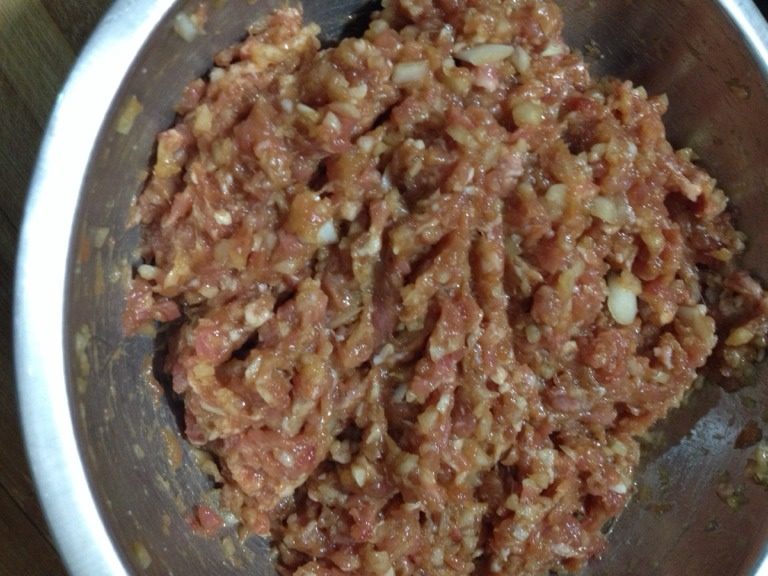 东北大锅烙,将碎葱头放入肉馅中,搅拌好放入冰箱,这样作出了的馅有汤汁