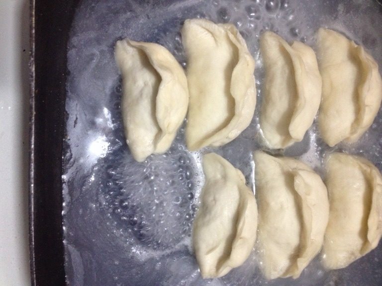 东北大锅烙,整齐摆放入锅中,用挑好的淀粉水,大概莫过锅烙的三分之一