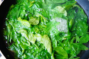 枸杞叶猪肝汤,锅里加清水、<a style='color:red;display:inline-block;' href='/shicai/ 857'>植物油</a>，水开后倒入洗好的<a style='color:red;display:inline-block;' href='/shicai/ 142823'>枸杞叶</a>