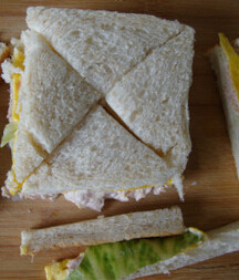 金枪鱼芝士三明治,切去四边，对角切开即可
