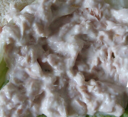 金枪鱼芝士三明治,<a style='color:red;display:inline-block;' href='/shicai/ 9'>鸡蛋</a>打散煎成薄蛋皮，放凉，金枪鱼加<a style='color:red;display:inline-block;' href='/shicai/ 4856'>沙拉酱</a>拌匀