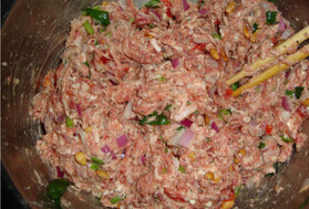 意大利羊肉饼 ,<a style='color:red;display:inline-block;' href='/shicai/ 37800'>羊肉馅</a>中放入西红柿，松子，洋葱，菠菜，加罗勒、山羊奶酪碎、<a style='color:red;display:inline-block;' href='/shicai/ 10588'>糖</a>、盐、<a style='color:red;display:inline-block;' href='/shicai/ 720'>胡椒粉</a>、<a style='color:red;display:inline-block;' href='/shicai/ 851'>橄榄油</a>抓匀