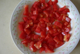 意大利羊肉饼 ,<a style='color:red;display:inline-block;' href='/shicai/ 3551'>西红柿</a>切小丁,铺在盘子里自然风干半天,变成半干状