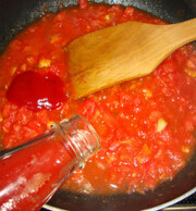 羊肉番茄意面 ,橄榄油把西红柿丁炒软，放入<a style='color:red;display:inline-block;' href='/shicai/ 699'>番茄酱</a>、<a style='color:red;display:inline-block;' href='/shicai/ 753'>番茄沙司</a>炒成酱