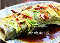 清蒸鲈鱼  ,<a style='color:red;display:inline-block;' href='/shicai/ 748'>花椒油</a>、<a style='color:red;display:inline-block;' href='/shicai/ 788'>生抽</a>、盐、<a style='color:red;display:inline-block;' href='/shicai/ 10588'>糖</a>、加适量开水调酱汁，将烧开的酱汁淋在鱼身上即可