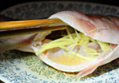 清蒸鲈鱼  ,鲈鱼肚子上切几刀花刀，用<a style='color:red;display:inline-block;' href='/shicai/ 894'>黄酒</a>抹鱼身，肚子里放姜丝