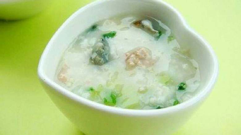 皮蛋瘦肉汤,直至所有材料完全熬好了，放<a style='color:red;display:inline-block;' href='/shicai/ 756'>鸡精</a>，几滴<a style='color:red;display:inline-block;' href='/shicai/ 847'>香油</a>，就可以出锅