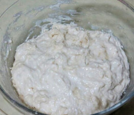 老式面包,将酵头原料混合均匀,放温暖处发酵,表面成蜂窝状
