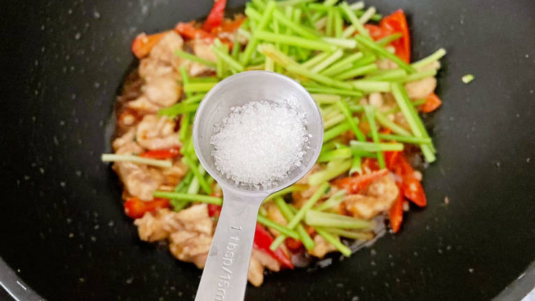 小炒鸡脯肉,加入半勺<a style='color:red;display:inline-block;' href='/shicai/ 3729'>白糖</a>