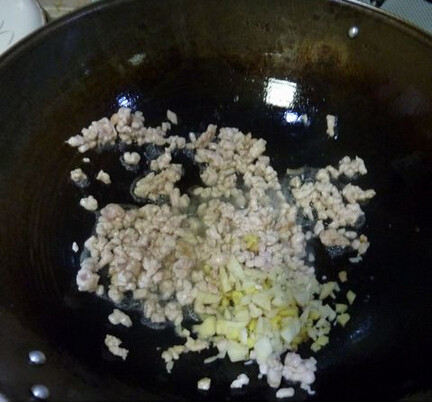 干煸榄菜四季豆,底油倒入肉末，蒜头，姜丝爆香一下