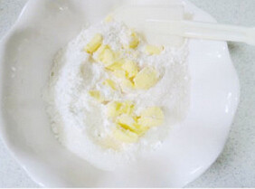 朗姆酒桂圆干司康,将软化后的黄油丁加入面粉中,用手将面粉和黄油搓成颗粒状