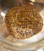 菲力牛排,牛肉用纸沾干,<a style='color:red;display:inline-block;' href='/shicai/ 134340'>黑胡椒粉</a>,百里香,迷迭香,盐 混匀,撒在牛肉上,腌约30min