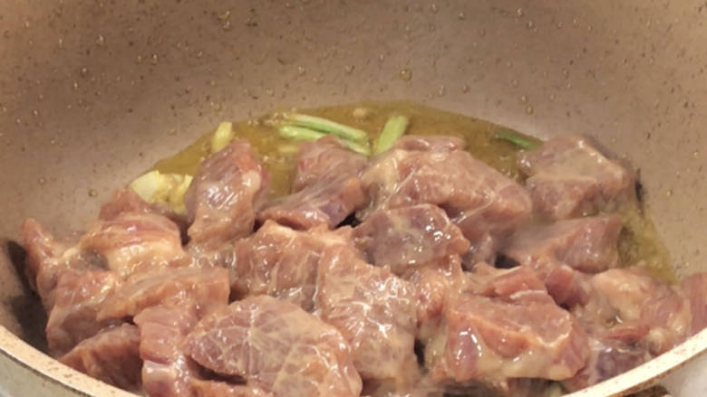 适合小朋友吃的萝卜炖牛肉,放入牛肉炒匀,至变色