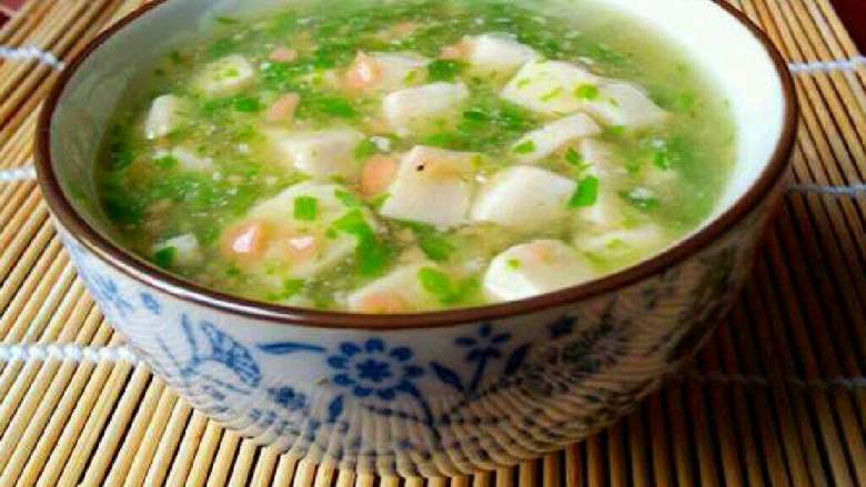 青菜豆腐汤,盛出、装碗上、洒点<a style='color:red;display:inline-block;' href='/shicai/ 756'>鸡精</a>上去、就完成。(因为我加了清汤、汤里有盐味、所以在加入豆腐与火腿时就不要再加盐了。)
