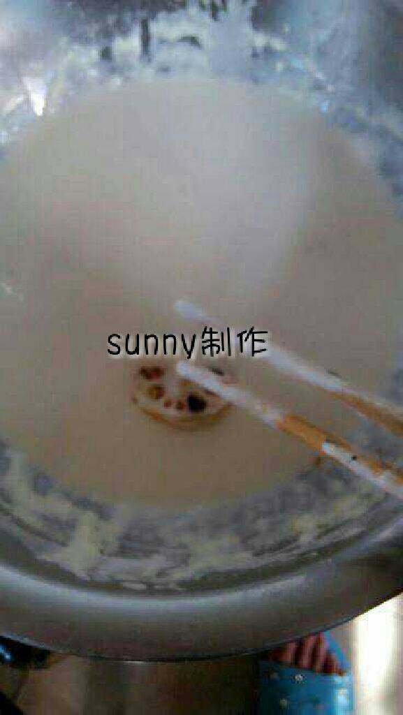 炸藕合,、取面粉适量,搅拌成略干的面糊,备用!