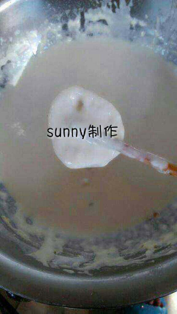 炸藕合,、将上图按压好的藕盒,放入面糊中,使整个藕盒沾满面糊!
喜欢厚的,就多沾点面糊,喜欢薄的,就轻轻沾一下,就可以了!