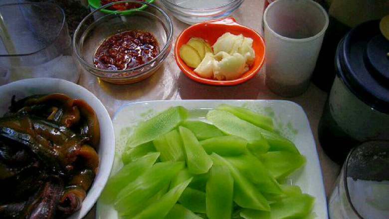 家常鳝鱼
,<a style='color:red;display:inline-block;' href='/shicai/ 359'>鳝鱼</a>去掉头、尾、骨，整理干净。<a style='color:red;display:inline-block;' href='/shicai/ 2620'>青笋</a>切滚刀块。<a style='color:red;display:inline-block;' href='/shicai/ 7079'>泡辣椒</a>切碎。<a style='color:red;display:inline-block;' href='/shicai/ 2802'>老姜</a>切片。蒜用刀压破。  