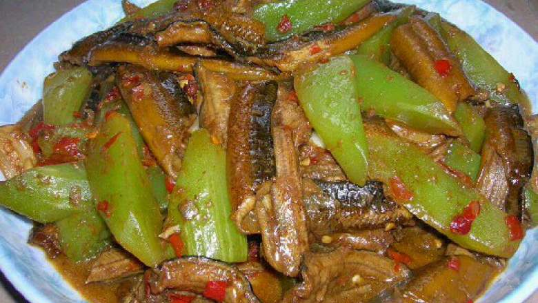 家常鳝鱼
,当汤汁快干时放醋，改大火收汁铲匀起锅装盘，再撒上<a style='color:red;display:inline-block;' href='/shicai/ 12043'>花椒粉</a>即可上桌。