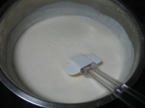 大理石乳酪蛋糕,奶油奶酪加入牛奶隔水加热,搅打至呈糊状,无颗粒