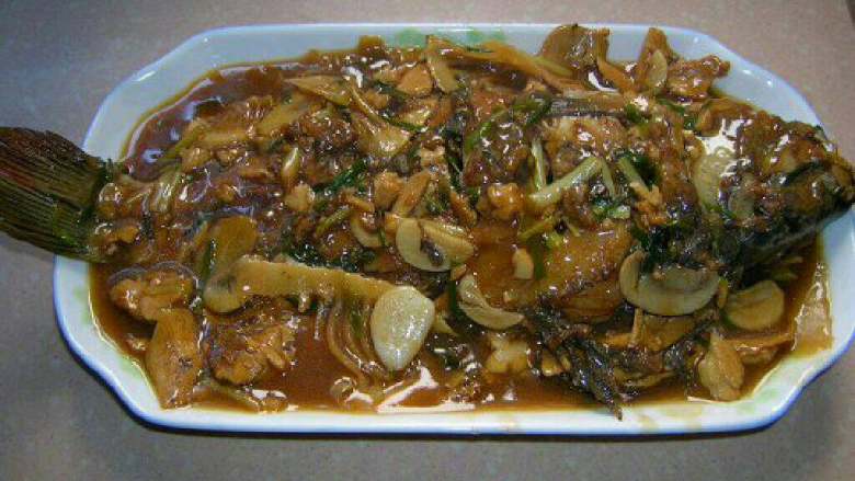 红烧鱼,将锅中的汤汁勾芡后，淋入鱼盘中即成。