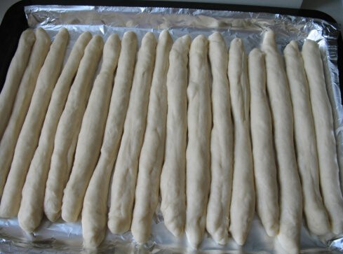 蓝莓果酱排包 ,擀成长条状,依次排入烤盘内