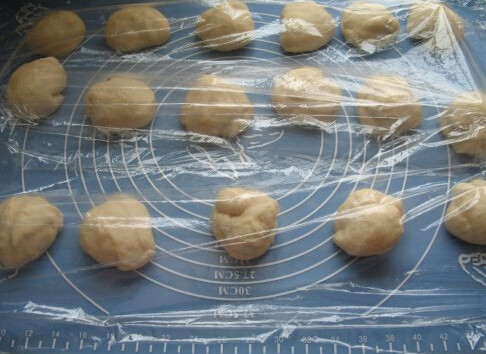 蓝莓果酱排包 ,分成60克每个的小面团,滚圆盖保鲜膜松弛15分钟
