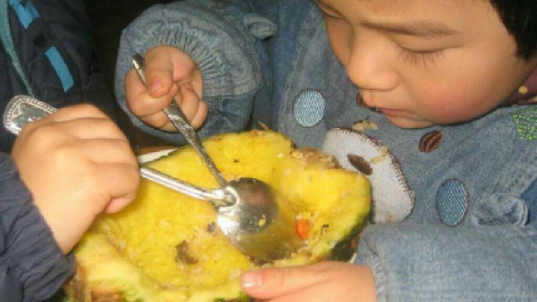 菠萝〈凤梨〉饭,盛入凤梨壳里，看孩子们抢着吃！健康营养！