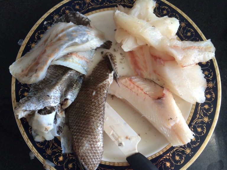 芒果清蒸鳕鱼,把<a style='color:red;display:inline-block;' href='/shicai/ 351'>鳕鱼</a>皮和肉分开