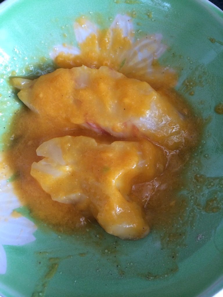 芒果清蒸鳕鱼,果泥2-3勺加<a style='color:red;display:inline-block;' href='/shicai/ 720'>胡椒粉</a>、汤、盐腌制30分钟